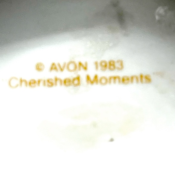 Avon "CHERISHED MOMENTS LAST FOREVER" Small Figurine - Picture 6 of 6